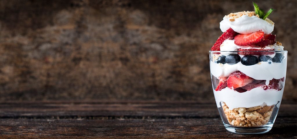 Strawberry and Blueberry Yogurt with Oats