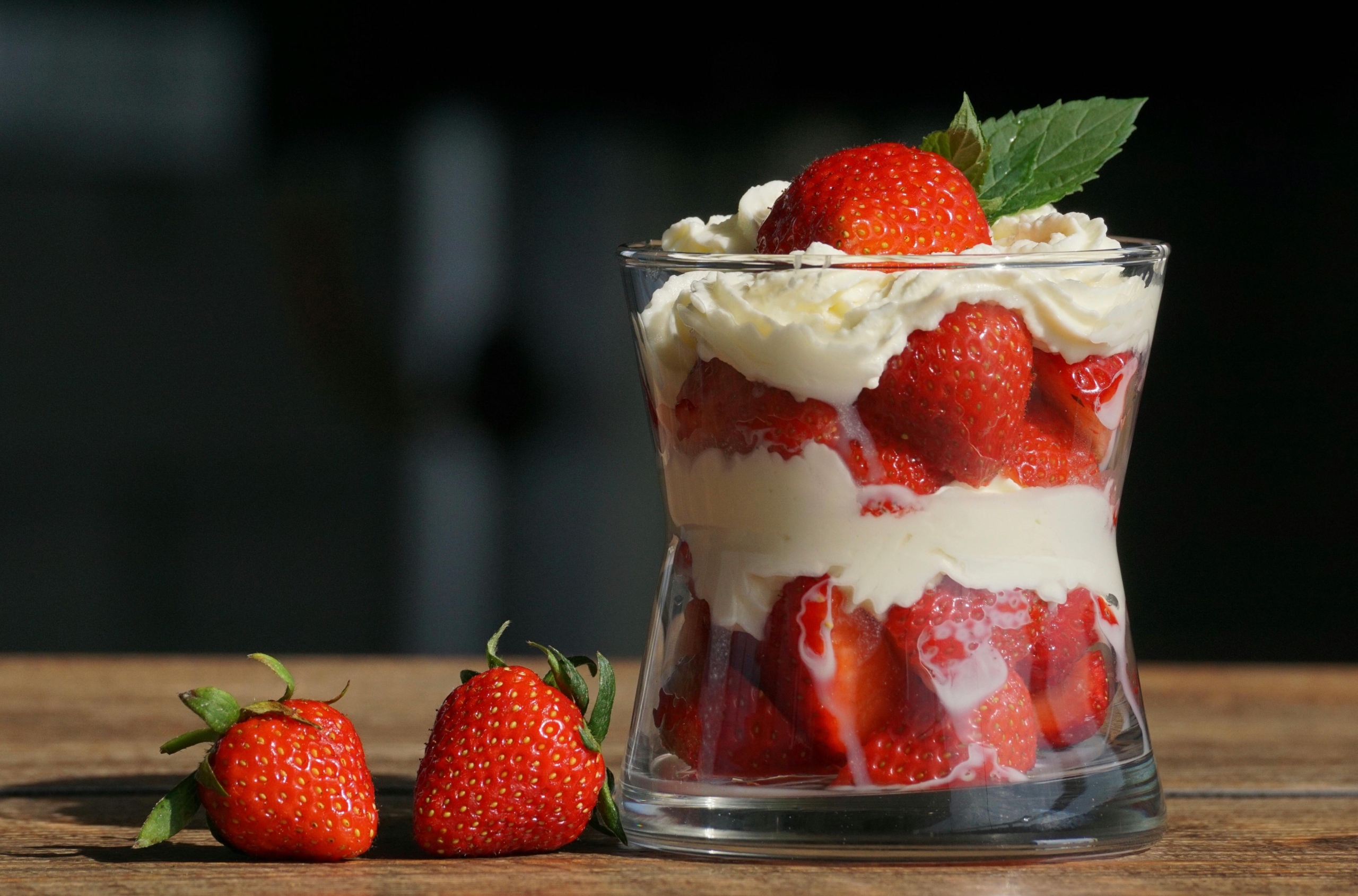Vanilla custard with strawberries