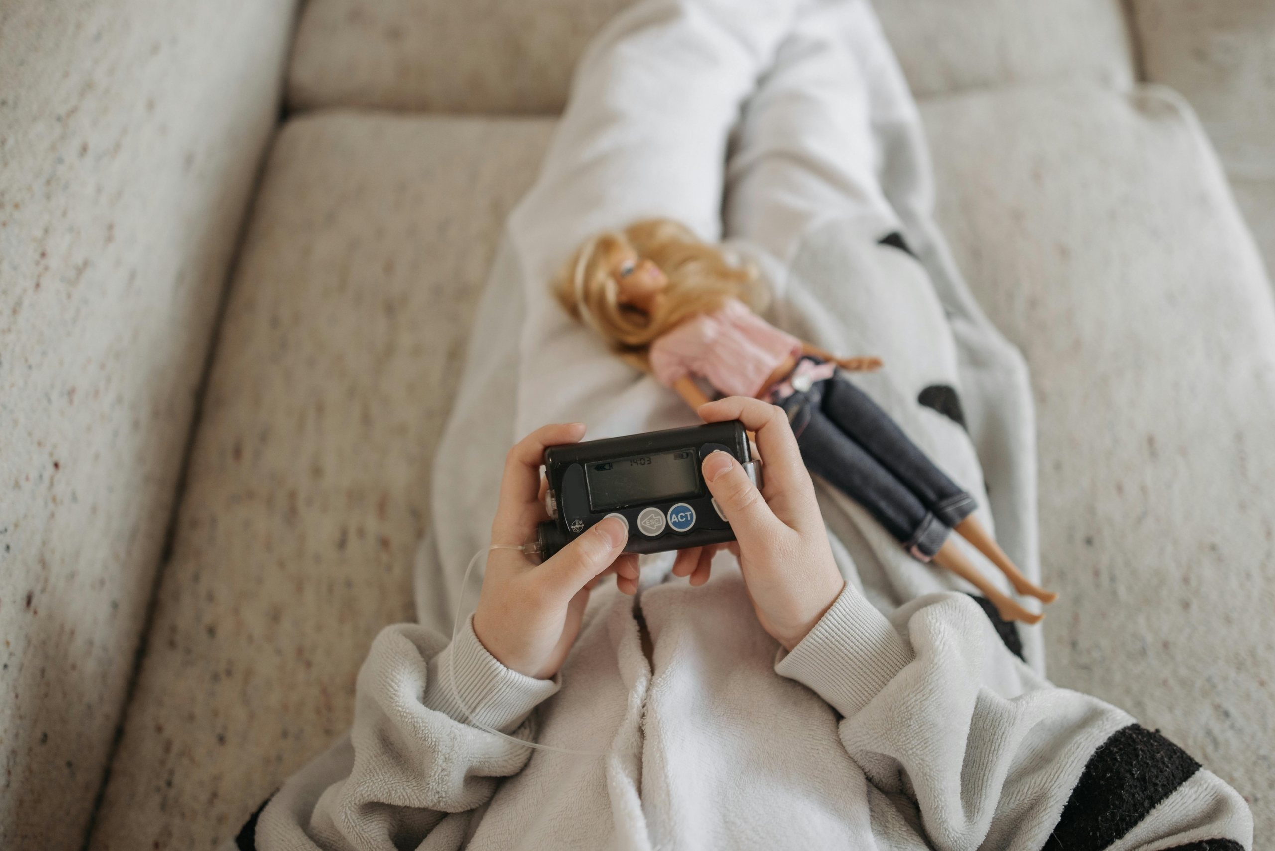 A child holding an insulin pump connected with an infusion set